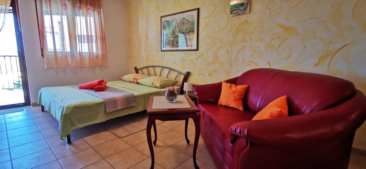 Studio Apartment Lela Ližnjan 外观 照片